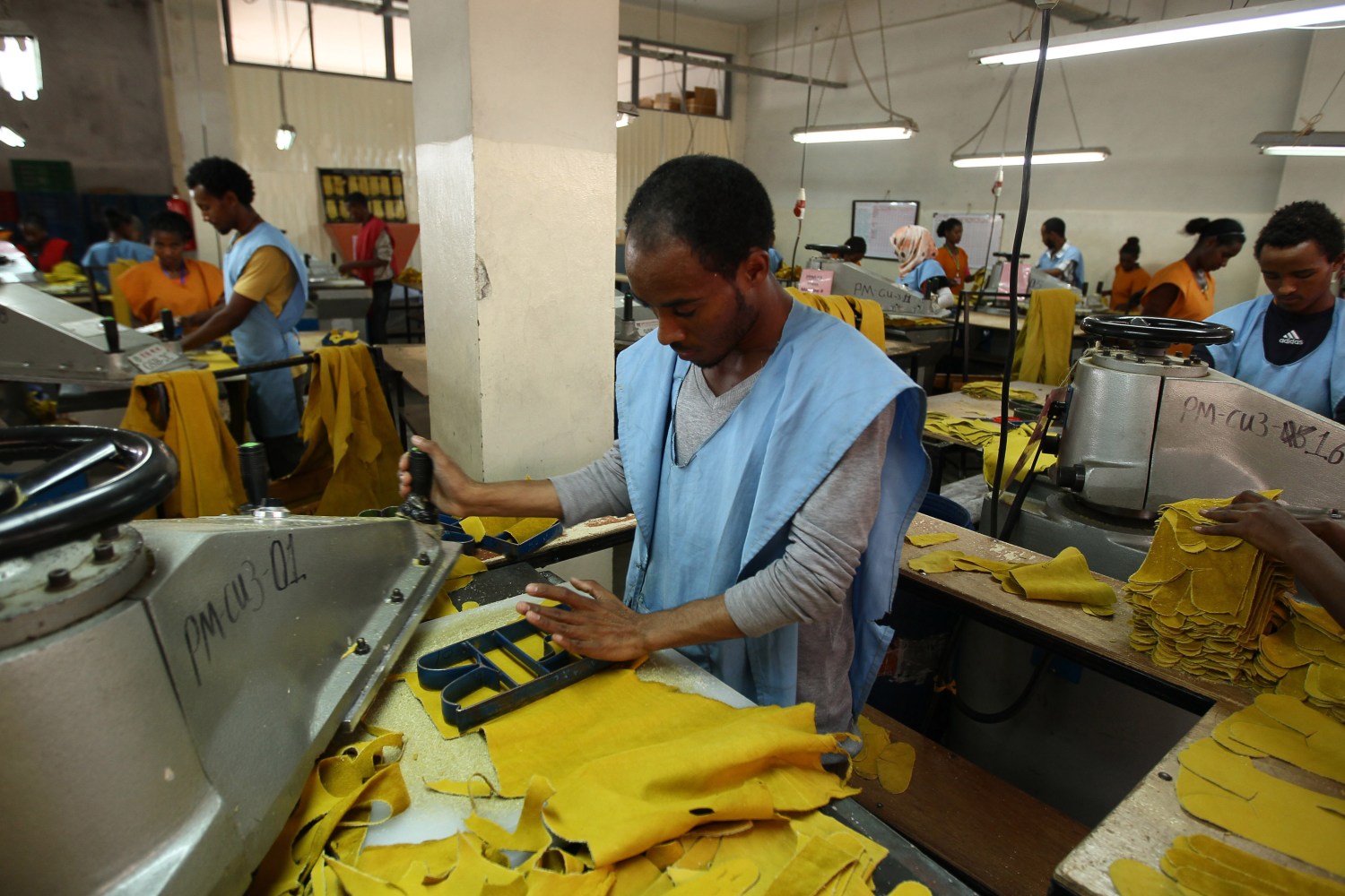 A man designs a leather in Pittards world class leather manufacturing company in Ethiopia's capital Addis Ababa, March 22, 2016. Picture taken March 22, 2016. REUTERS/Tiksa Negeri  - D1AESWKUKPAA