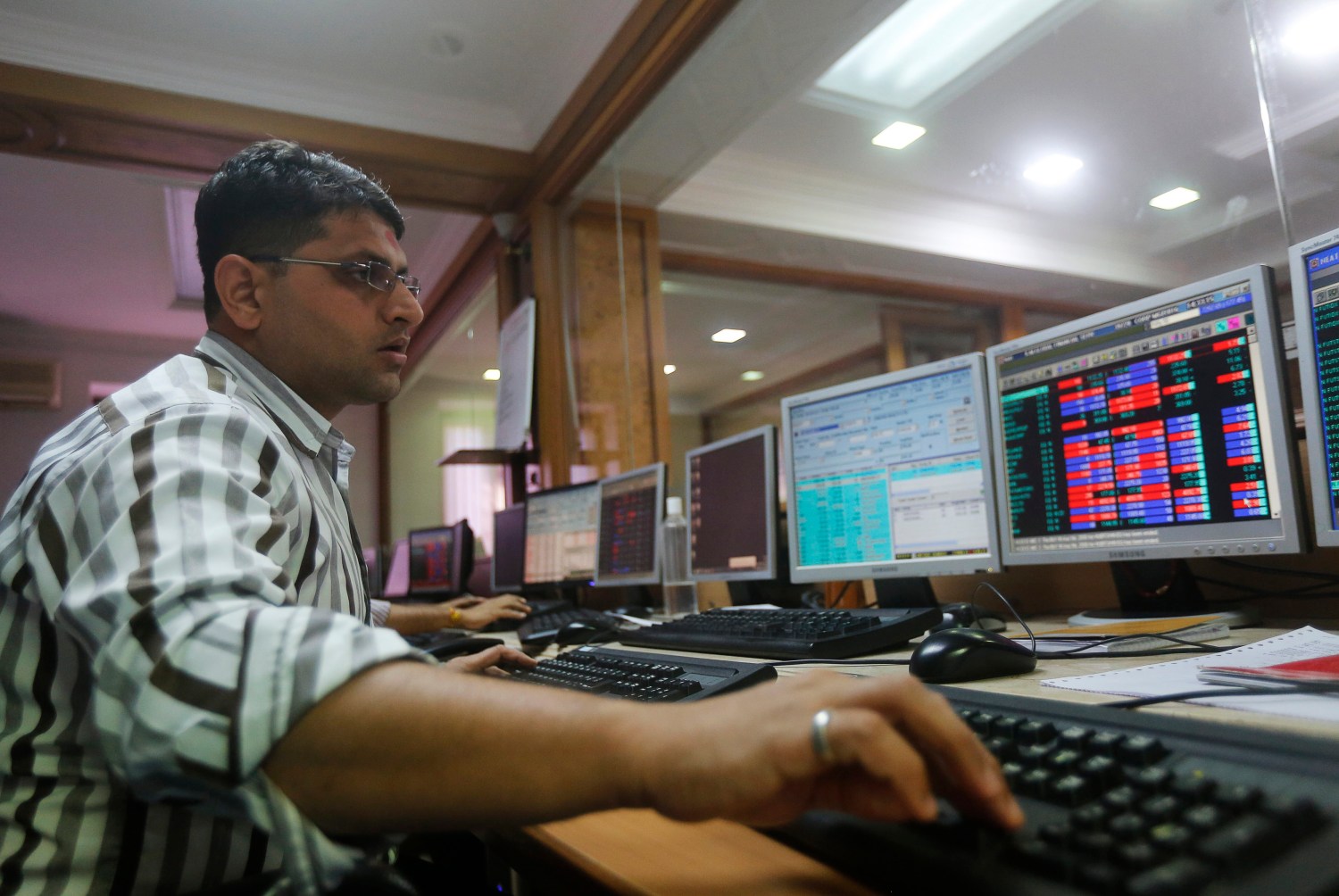 A broker trades on his computer terminal at a stock brokerage firm in Mumbai, India, January 20, 2016. Indian stocks dropped to their weakest since before the election of Prime Minister Narendra Modi while the rupee slumped to 2013 crisis levels on increasing concerns the country will be hit hard by the growing turmoil in global markets. REUTERS/Shailesh Andrade - D1BESIFXORAA