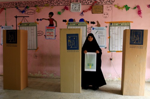 An Iraqi woman arrives to cast her vote at a polling station during the parliamentary election in the Sadr city district of Baghdad, Iraq May 12, 2018. REUTERS/Thaier al-Sudani     TPX IMAGES OF THE DAY - RC18D4CCE020
