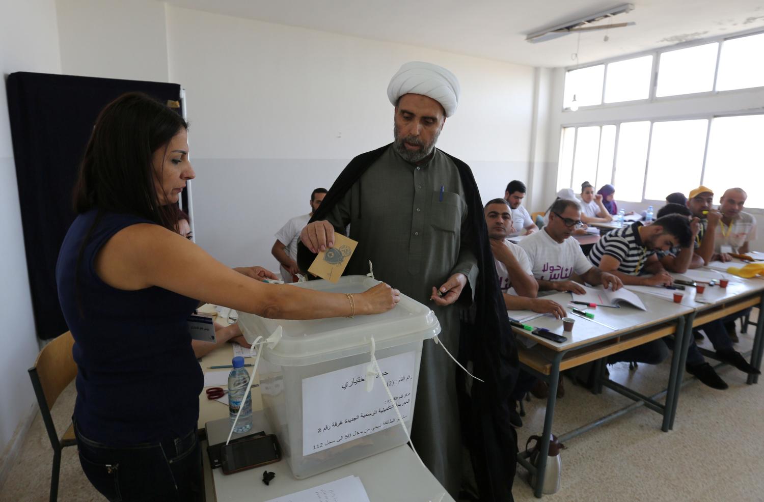 A Muslim Sheikh casts his ballot at a polling station during municipal elections in Houla village, southern Lebanon, May 22, 2016. REUTERS/Aziz Taher - S1BETFNDFFAA