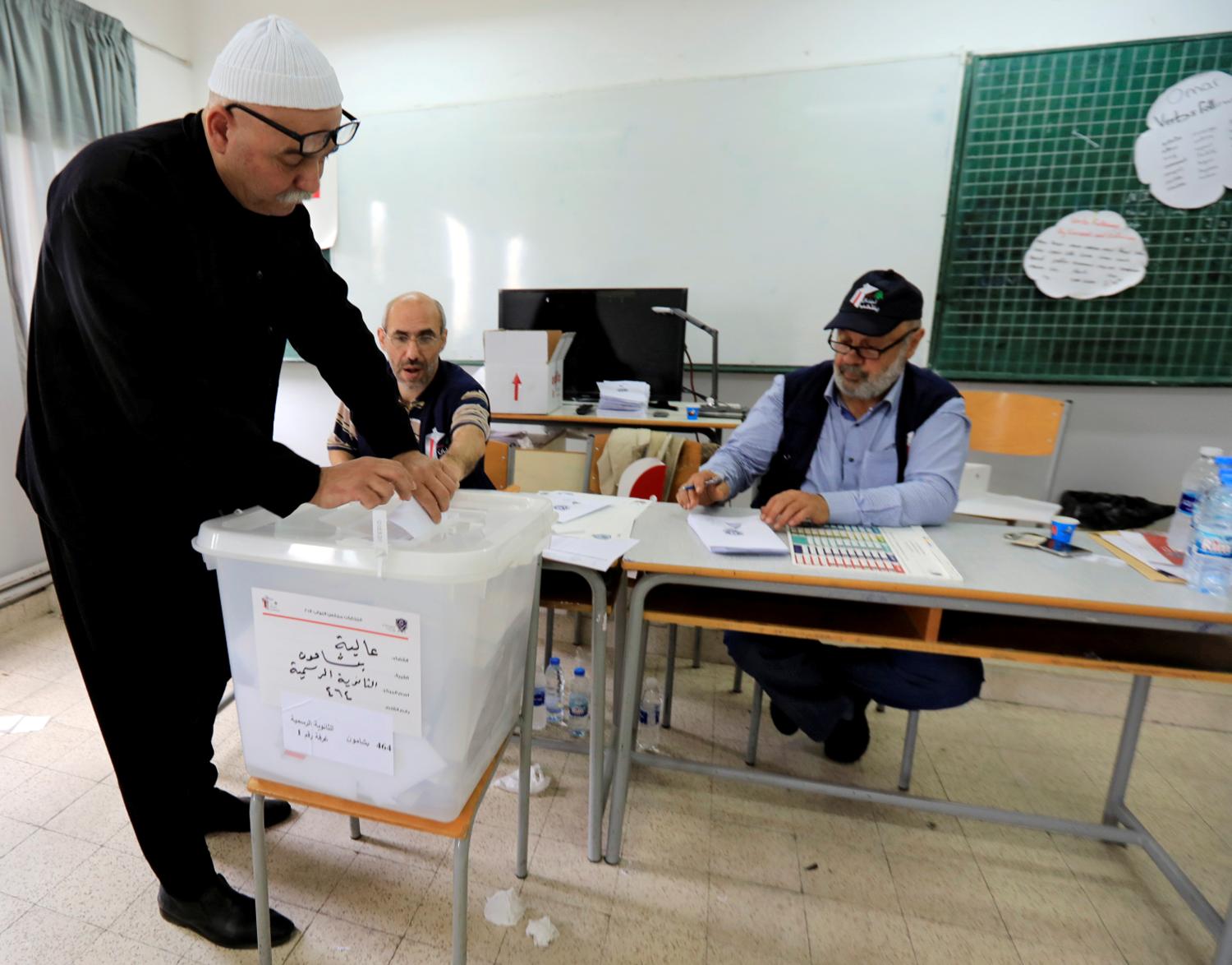 A Lebanese Druze man casts his vote at a polling station during the parliamentary election, in Aley, Lebanon, May 6, 2018. REUTERS/ Jamal Saidi - RC1A6824A420