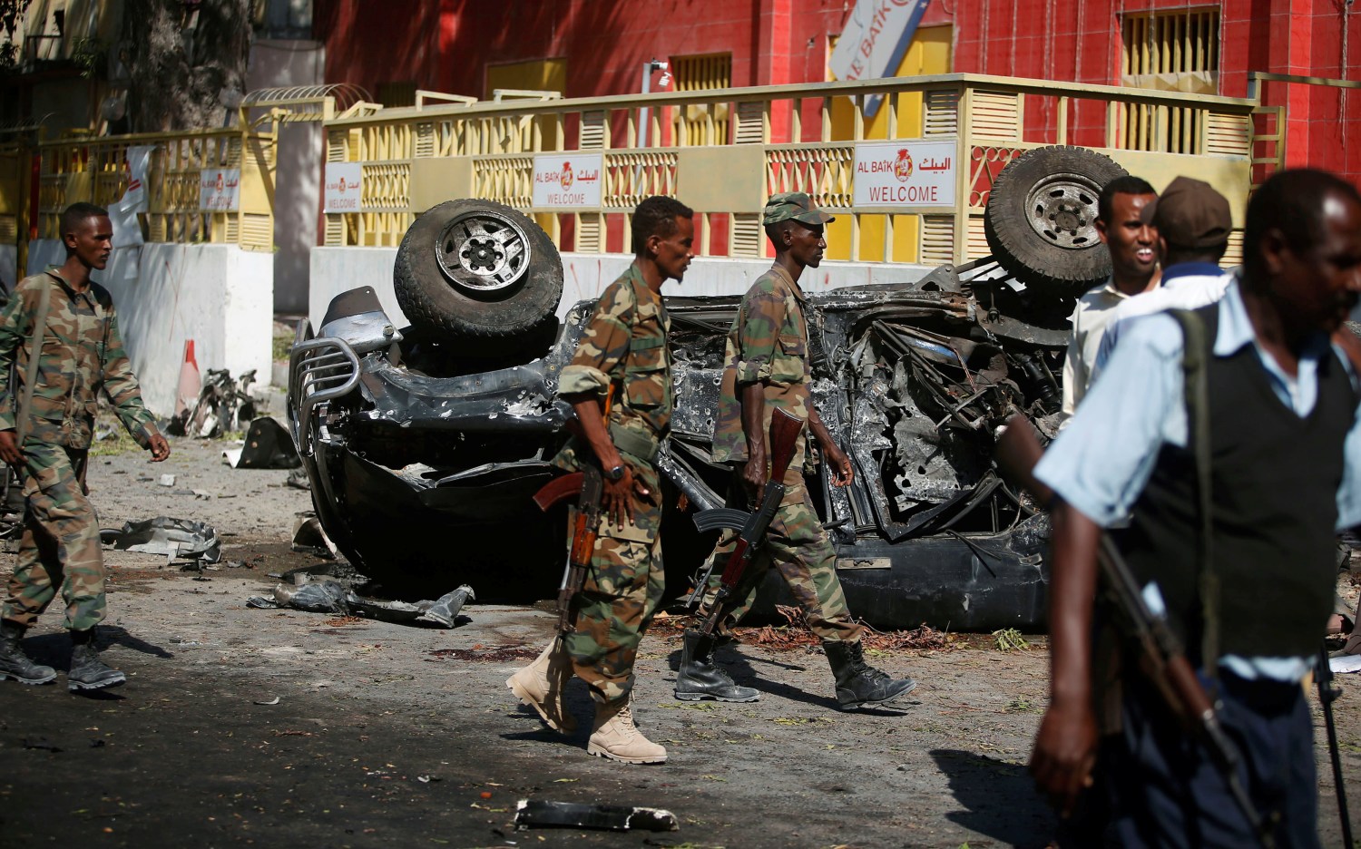 Somali government soldiers secure the scene of an attack on a restaurant by the Somali Islamist group al Shabaab in the capital Mogadishu, Somalia, October 1, 2016. REUTERS/Feisal Omar - S1BEUEMCYWAA