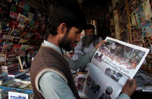 A man reads a newspaper's coverage of the attack on the Police Training College, at a newsstand in Quetta, Pakistan, October 26, 2016. REUTERS/Naseer Ahmed - S1AEUJDWITAA