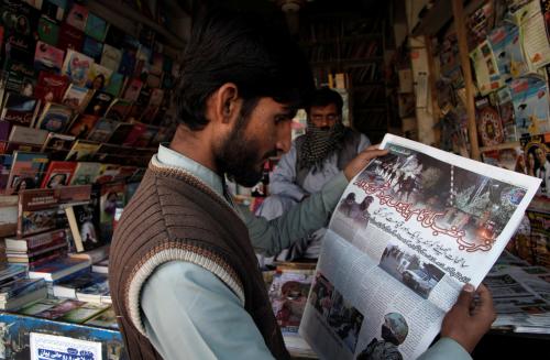 A man reads a newspaper's coverage of the attack on the Police Training College, at a newsstand in Quetta, Pakistan, October 26, 2016. REUTERS/Naseer Ahmed - S1AEUJDWITAA