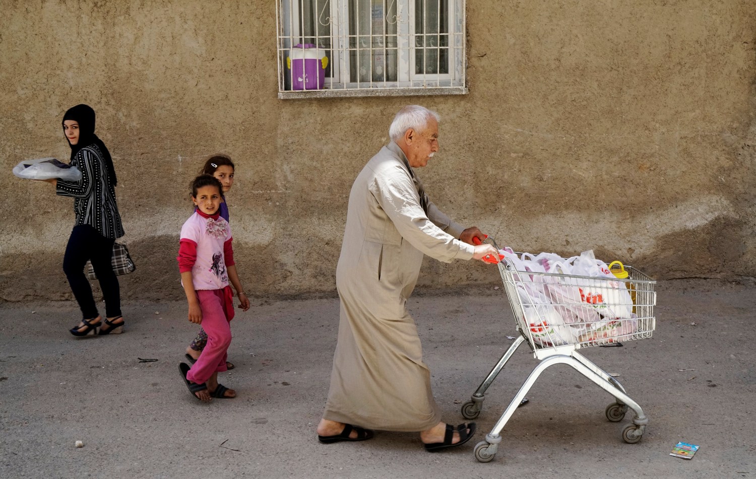 Ahmed, a 60-year old Syrian refugee man, pushes a shopping cart as he walks his home in Gaziantep, Turkey, May 16, 2016. REUTERS/Umit Bektas                           - S1BETFDNKJAB