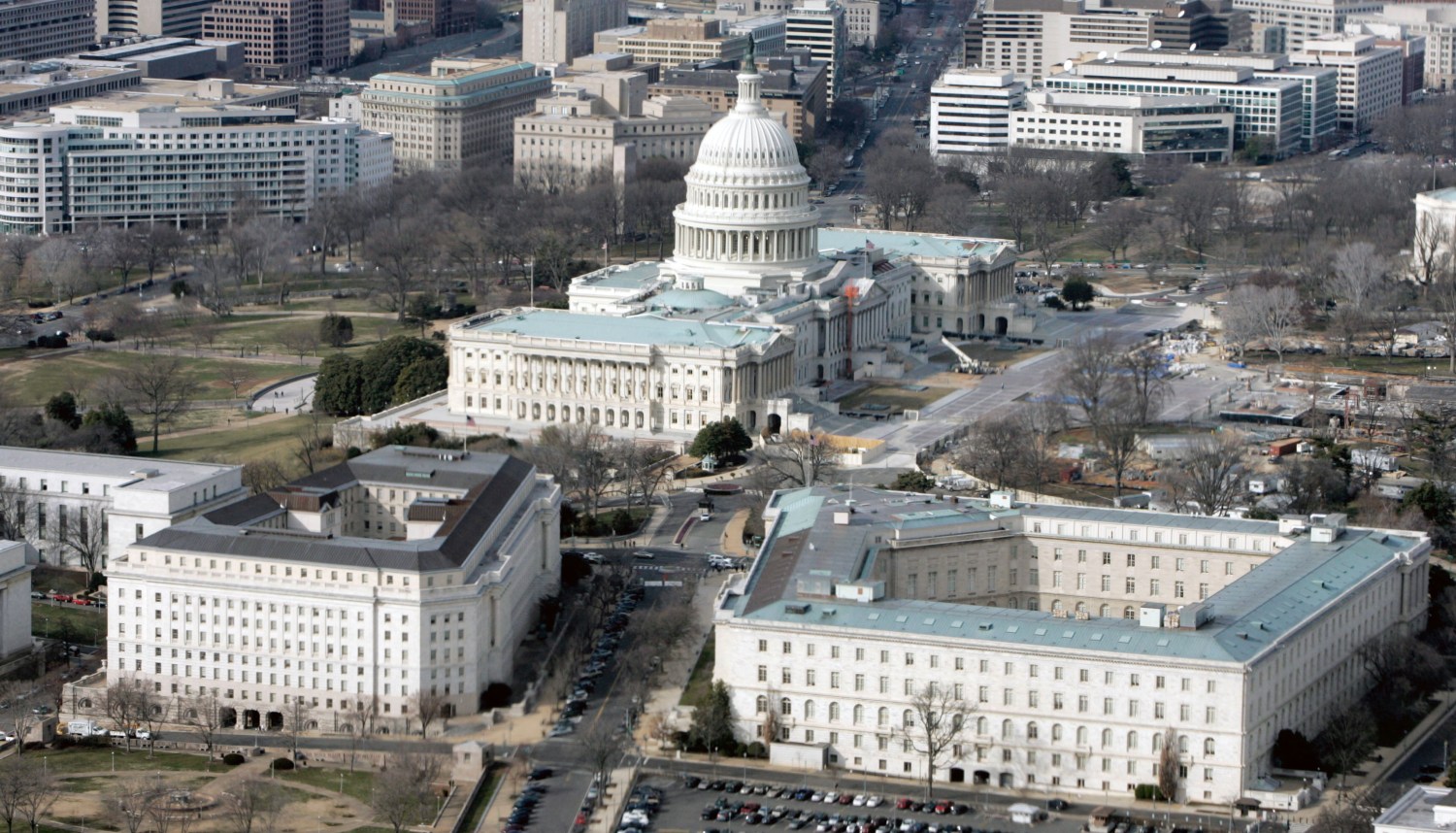 The U.S. Capitol and (from L to R) Rayburn House Office Building, Longworth House Office Building, and Cannon House Office Building, photographed from the U.S. House of Representatives side of Capitol Hill from a U.S. Marine helicopter, February 10, 2006. REUTERS/Larry Downing - RP3DSFDKHLAB