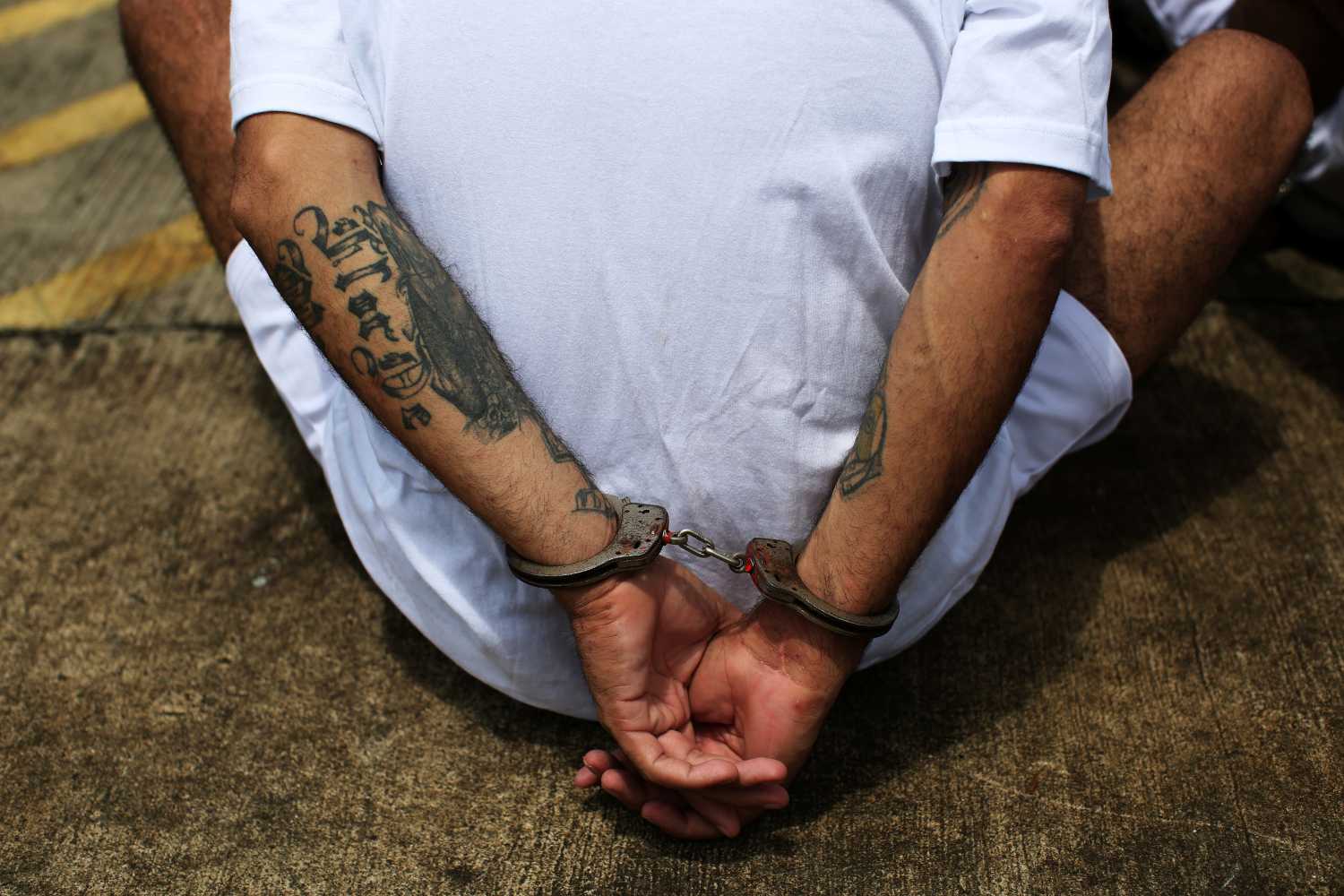 Mara Salvatrucha (MS-13) gang members wait to be escorted upon their arrival at the maximum-security jail in Zacatecoluca, El Salvador, June 22, 2017. REUTERS/Jose Cabezas - RC168BB3EA40