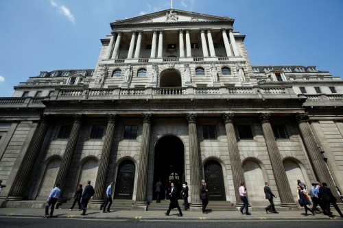 Pedestrians walk past the Bank of England in the City of London, Britain, May 15, 2014.   REUTERS/Luke MacGregor/File Photo - D1BEUFEZUHAB