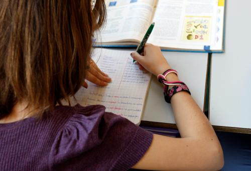 A schoolgirl studies during a morning class in a primary classroom at la Providence school in Vincennes, near Paris, May 13, 2008.    REUTERS/Charles Platiau  (FRANCE) - PM1E45D10RZ01