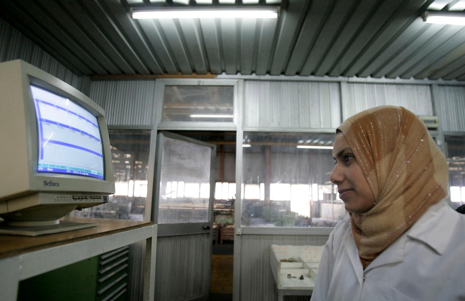 An Algerian staff at a production plant works in Ain Kebira, 300 km (186 miles) east of Algiers, March 28, 2009. President Abdelaziz Bouteflika, the overwhelming favourite to win elections on April 9, has pledged $150 billion to modernise the economy, build 1 million homes and address mass unemployment which stands officially at 12 percent but rises to 70 percent among the young. Yet critics say many of the projects are behind schedule and failing to create the millions of jobs needed to restore hope to the population of Africa's second-biggest country. Photo taken March 28, 2009. To match feature ALGERIA-INDUSTRY/    REUTERS/Louafi Larbi     (ALGERIA BUSINESS POLITICS) - GM1E5470LIW01