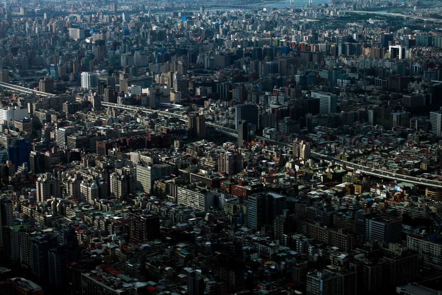 A view from the 85th floor of the Taipei 101 building shows building structures of Taipei City November 10, 2009. REUTERS/Nicky Loh (TAIWAN ENVIRONMENT BUSINESS CONSTRUCTION CITYSCAPE ENERGY) - GM1E5BA1E1U01