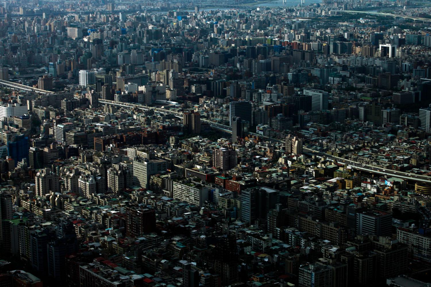 A view from the 85th floor of the Taipei 101 building shows building structures of Taipei City November 10, 2009. REUTERS/Nicky Loh (TAIWAN ENVIRONMENT BUSINESS CONSTRUCTION CITYSCAPE ENERGY) - GM1E5BA1E1U01