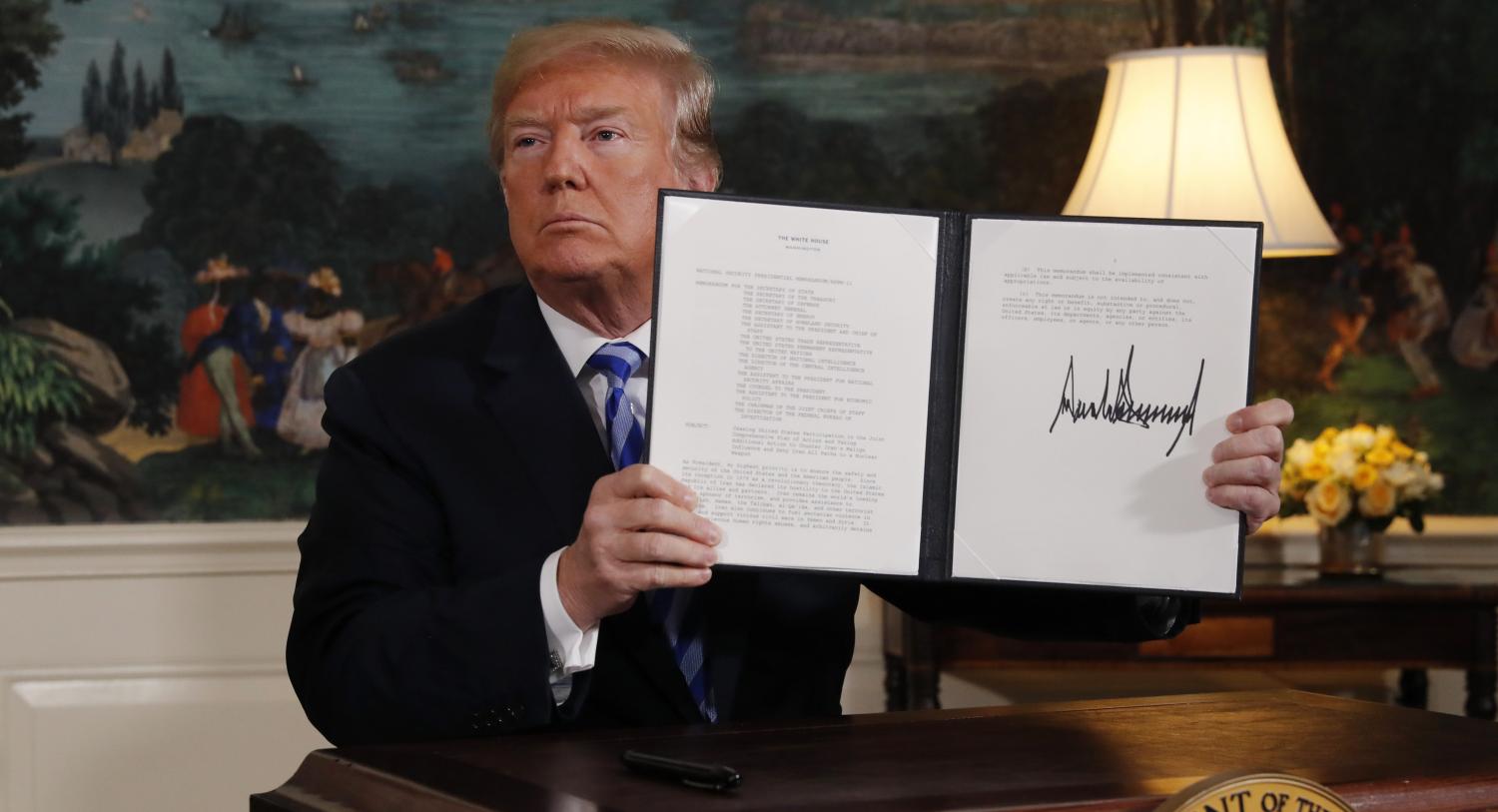 U.S. President Donald Trump displays a presidential memorandum after announcing his intent to withdraw from the JCPOA Iran nuclear agreement in the Diplomatic Room at the White House in Washington, U.S., May 8, 2018. REUTERS/Jonathan Ernst - HP1EE581FULTV