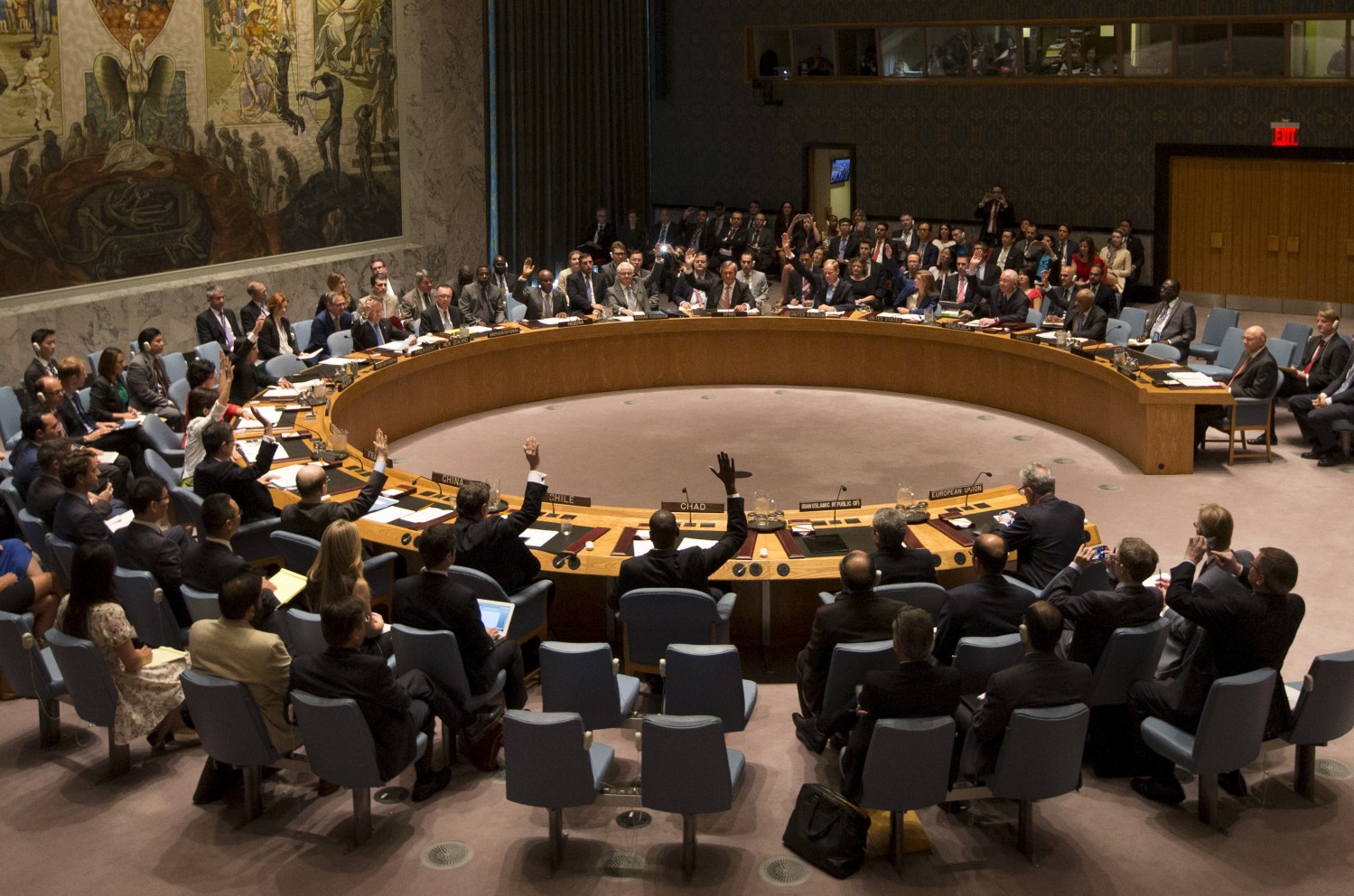 The United Nations Security Council votes to approve a resolution at the U.N. headquarters in New York July 20, 2015. The United Nations Security Council on Monday endorsed a deal to curb Iran's nuclear program in return for sanctions relief, but it will be able to re-impose U.N. penalties during the next decade if Tehran breaches the historic agreement.   REUTERS/Mike Segar - GF10000164772