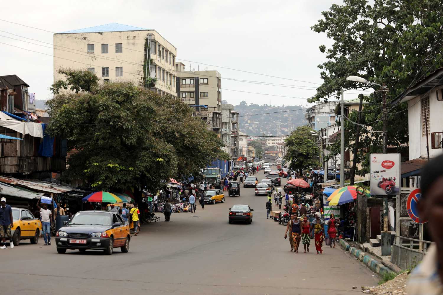 People walk along the business district in Freetown, Sierra Leone August 19, 2017. Picture taken August 19, 2017. REUTERS/Afolabi Sotunde - RC15C62D8D80