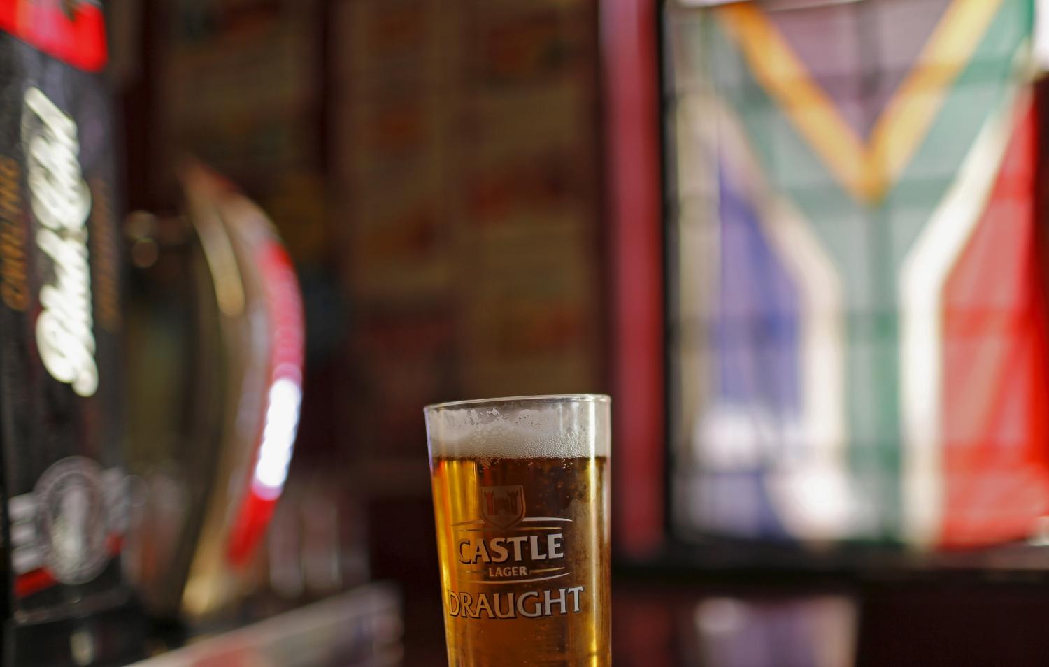A glass of SABMiller's flagship brew, Castle Lager is seen at a bar in Cape Town, South Africa November 10, 2015. SABMiller Plc last week extended the deadline for rival Anheuser-Busch InBev to make a formal $100 billion-plus takeover offer to 5 p.m. on Wednesday, November 11, in order to finalise shareholder support for the deal. REUTERS/Mike Hutchings      TPX IMAGES OF THE DAY        - GF20000053400