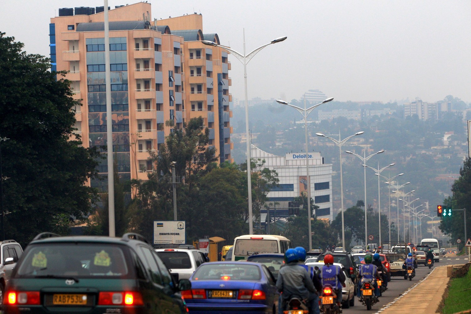 Traffic builds up on the main street on the eve of a referendum as Rwandans will vote to amend its Constitution to allow President Paul Kagame to seek a third term in Rwanda capital Kigali, December 17, 2015. REUTERS/James Akena - GF10000269470