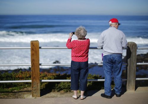 A retired couple take in the ocean during a visit to the beach in La Jolla, California January 8, 2013.   REUTERS/Mike Blake  (UNITED STATES - Tags: SOCIETY ENVIRONMENT) - GM1E9190GEM01