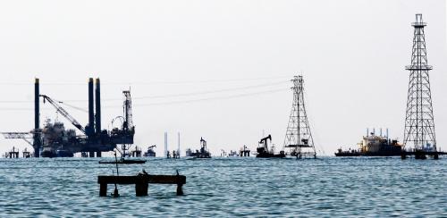 Oil rigs and platforms are seen at Maracaibo's lake near the western city of Maracaibo January 2, 2008. Oil vaulted to a record $100 a barrel on Wednesday as violence in Nigeria, tight energy stockpiles and a weaker dollar triggered a surge of speculative buying, dealers said. REUTERS/Isaac Urrutia (VENEZUELA) - GM1DWYLFIRAA