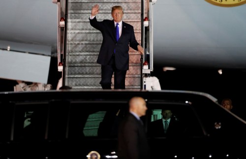 U.S. President Donald Trump waves as he steps off his plane upon arriving at Paya Lebar Air Base in Singapore, ahead of a summit with North Korean leader Kim Jong Un, June 10, 2018.  REUTERS/Kim Kyung-Hoon - RC1D1CCFFD80
