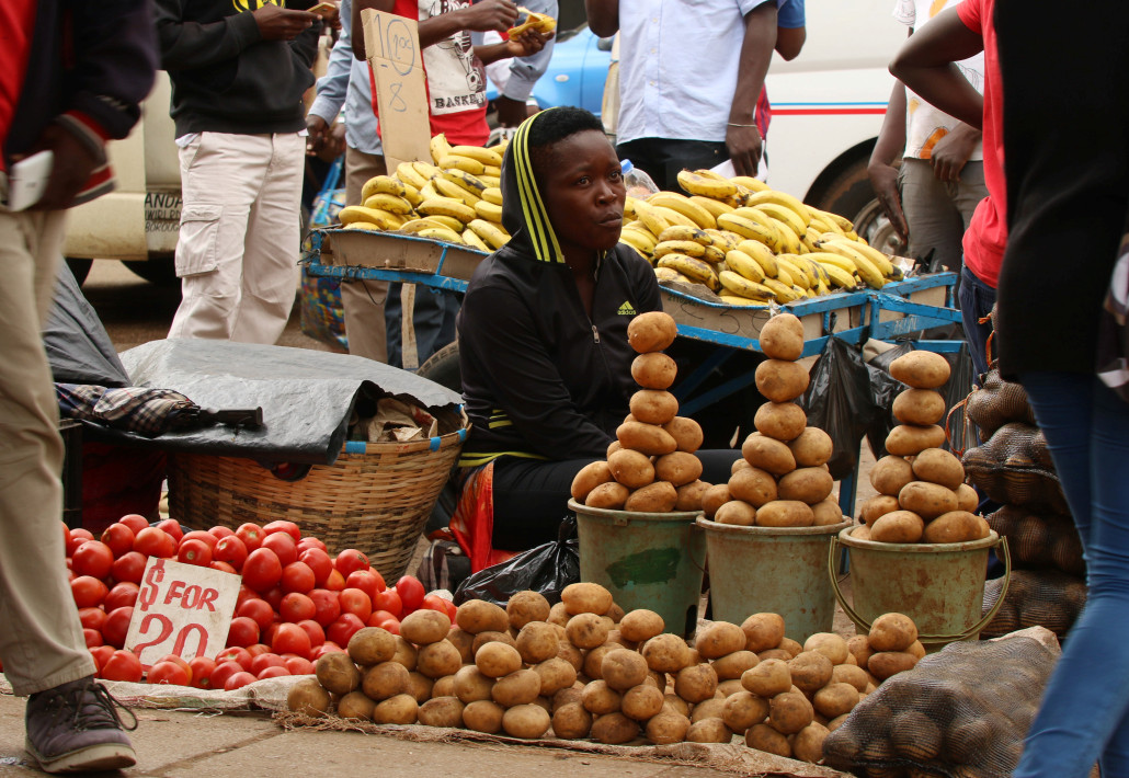 A street vendor sells vegetables in Harare, Zimbabwe, November 28, 2017. REUTERS/Philimon Bulawayo - RC1CA48E33D0