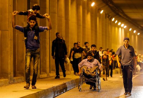 Syrian migrants walk on a motorway to reach the Greek border after they left from the main bus terminal in Istanbul, Turkey, September 21, 2015. Hundreds of migrants attempt to walk from Istanbul to the western city of Edirne, on Turkey's Greek border. REUTERS/Huseyin Aldemir  - LR2EB9L0PSV9Q