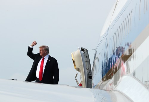 U.S. President Donald Trump boards Air Force One after his summit with North Korean leader Kim Jong Un in Singapore June 12, 2018. REUTERS/Jonathan Ernst - RC13889AA630