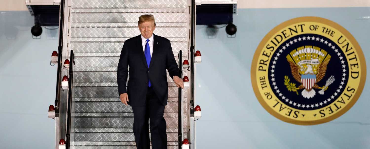 U.S. President Donald Trump steps off his plane as he arrives at Paya Lebar Air Base in Singapore, ahead of a summit with North Korean leader Kim Jong Un, June 10, 2018.  REUTERS/Kim Kyung-Hoon - RC15A5604450