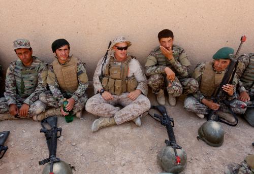 A U.S. Marine(C) talks with Afghan National Army (ANA) soldiers during a training in Helmand province, Afghanistan, July 5, 2017.REUTERS/Omar Sobhani - RC1BC4EF5970