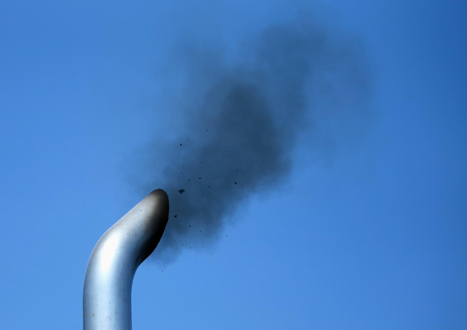 A truck engine is tested for pollution exiting its exhaust pipe as California Air Resources field representatives (unseen) work a checkpoint set up to inspect heavy-duty trucks traveling near the Mexican-U.S. border in Otay Mesa, California September 10, 2013. California Highway Patrol and the Air Resources Board were inspecting trucks for compliance to California's air pollution laws.    REUTERS/Mike Blake   (UNITED STATES - Tags: POLITICS ENVIRONMENT TRANSPORT) - GM1E99B0HNH01