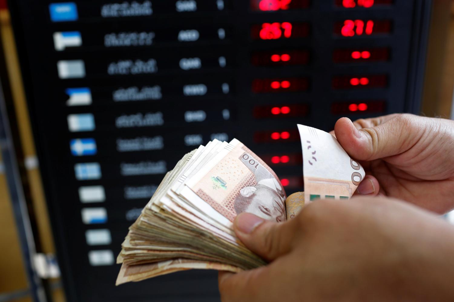 A currency dealer counts Moroccan dirhams in a photo illustration at a currency exchange in Casablanca, Morocco, June 29, 2017. Picture taken June 29, 2017.   REUTERS/Youssef Boudlal/Illustration - RC138B2B0ED0