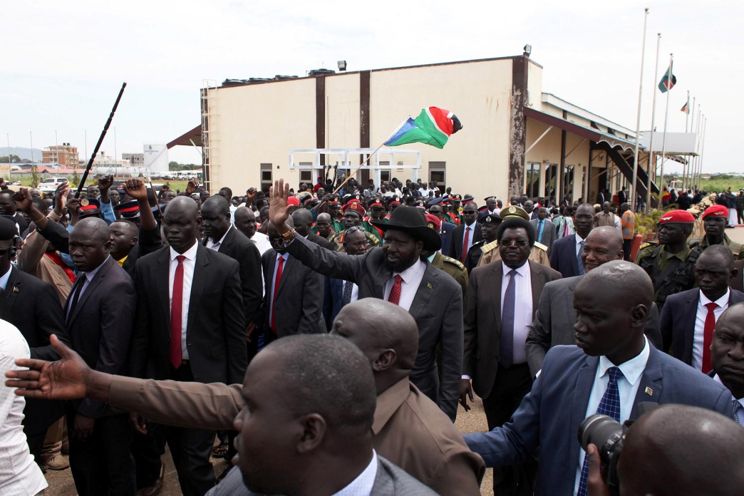 South Sudan's President Salva Kiir is welcomed by supporters on his return from peace talks in Kampala, at the Juba Airport, South Sudan July 9, 2018. Picture taken July 9, 2018. REUTERS/Andreea Campeanu - RC1DE4791970