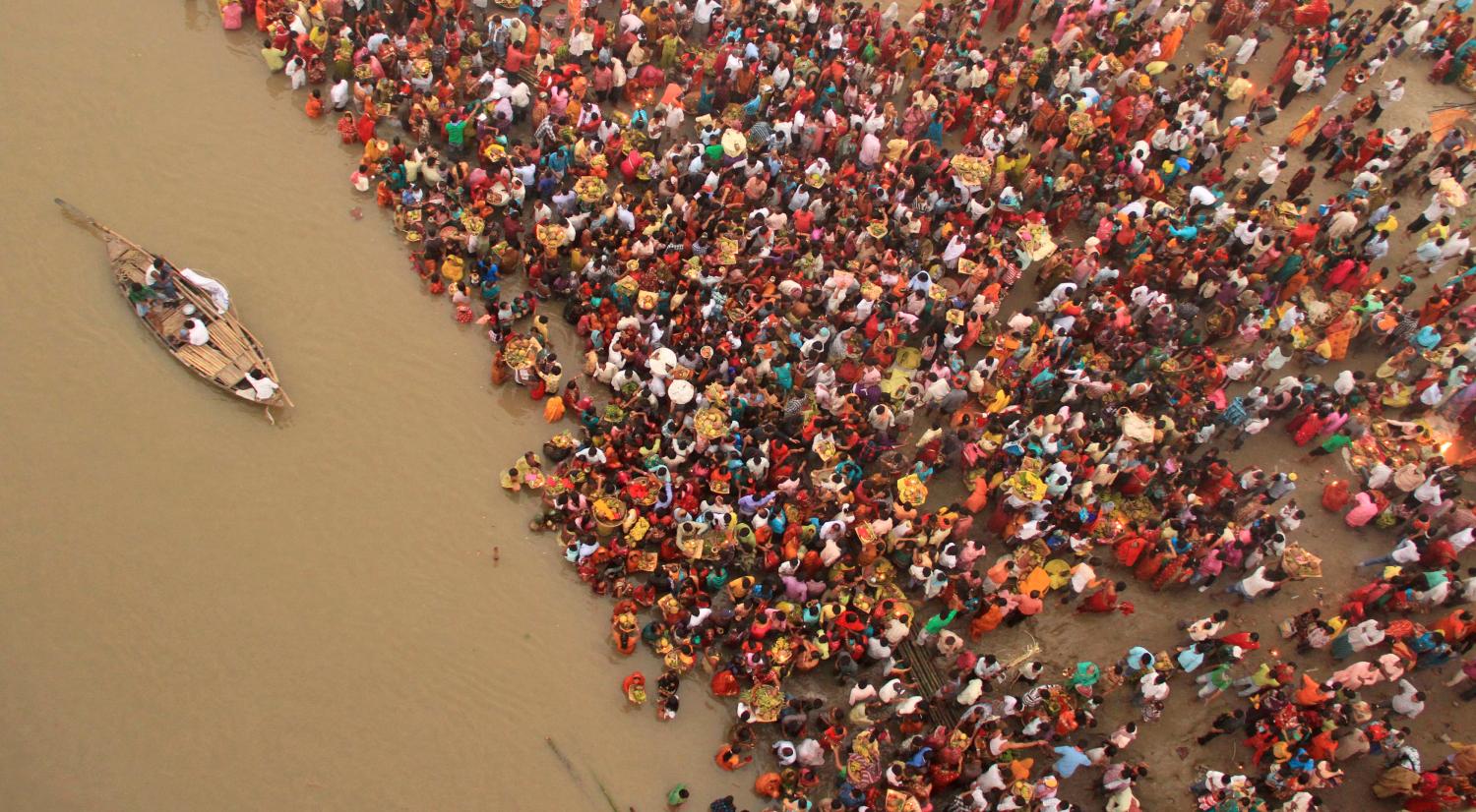 Hindu devotees gather to worship the Sun god on the banks of river Ganges during the Hindu religious festival "Chhat Puja" in the eastern Indian city of Patna November 1, 2011. Hindu devotees worship the Sun god and fast all day for the betterment of their family and society during the festival. REUTERS/Stringer (INDIA - Tags: RELIGION SOCIETY TPX IMAGES OF THE DAY) FOR BEST QUALITY SEE GF2E7B30EEF01 - GM1E7B11TW601