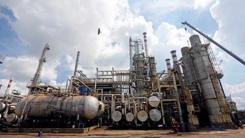 A general view of the Ceylon Petroleum Corporation's (CPS) Sapugaskanda Oil Refinery in Colombo, Sri Lanka May 11, 2018. REUTERS/Dinuka Liyanawatte - RC1283B81260
