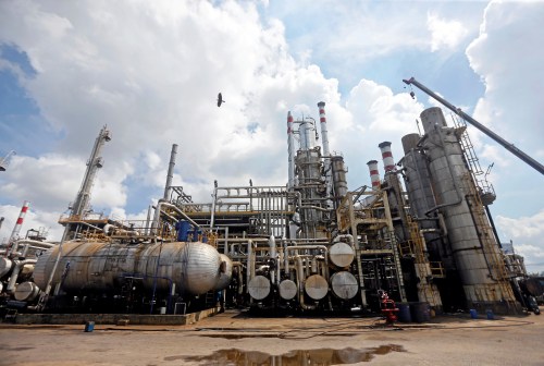 A general view of the Ceylon Petroleum Corporation's (CPS) Sapugaskanda Oil Refinery in Colombo, Sri Lanka May 11, 2018. REUTERS/Dinuka Liyanawatte - RC1283B81260