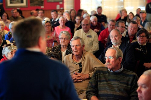 Supporters watch and listen as U.S. Republican presidential candidate and Ohio Governor John Kasich speaks at a town hall meeting at Applewood House of Pancakes in Pawleys Island, South Carolina, February 11, 2016.  REUTERS/Randall Hill - D1BESMLOUBAA