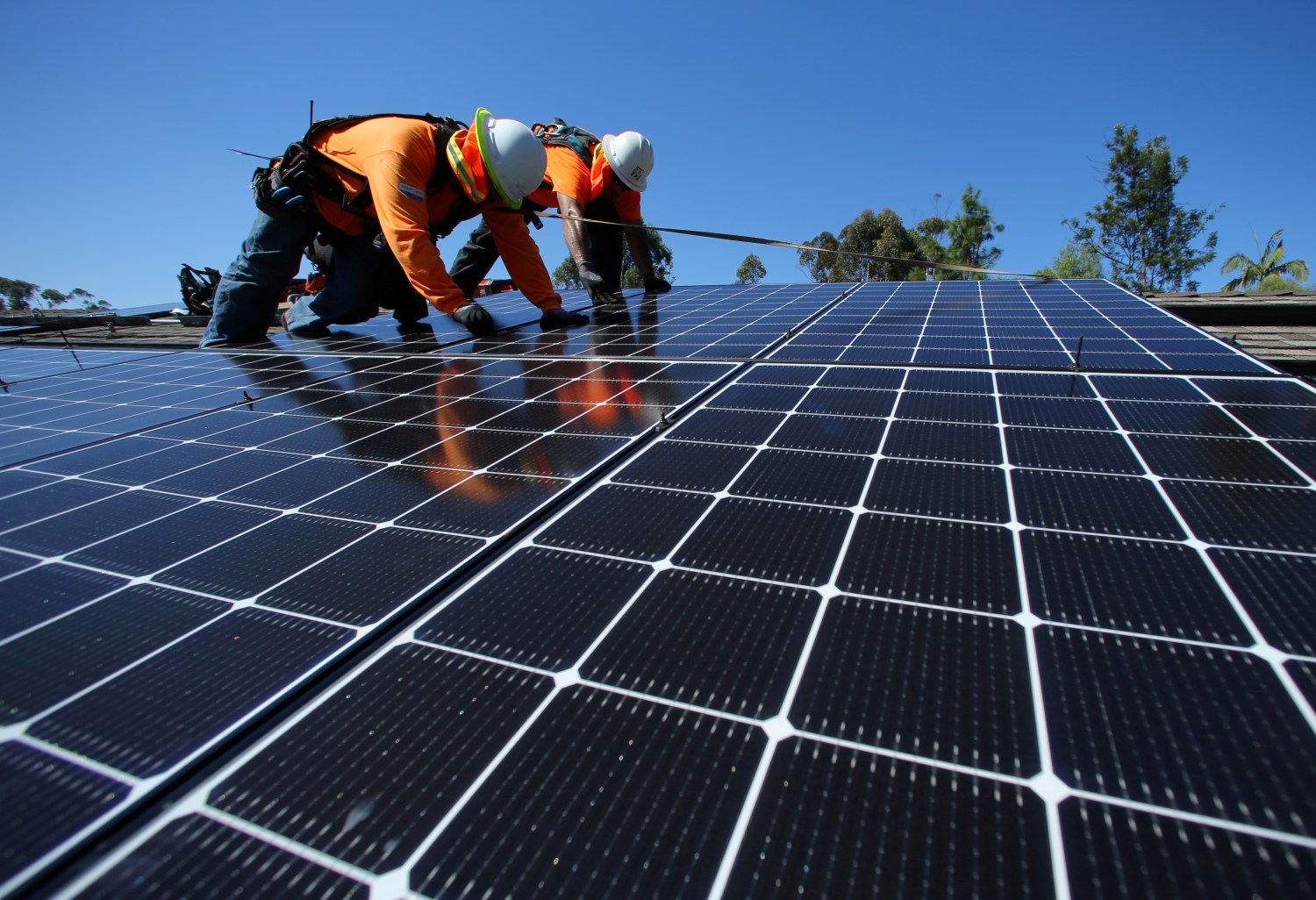 Solar installers from Baker Electric place solar panels on the roof of a residential home in Scripps Ranch, San Diego, California, U.S. October 14, 2016.  Picture taken October 14, 2016.      REUTERS/Mike Blake - S1AEUJDNLIAA