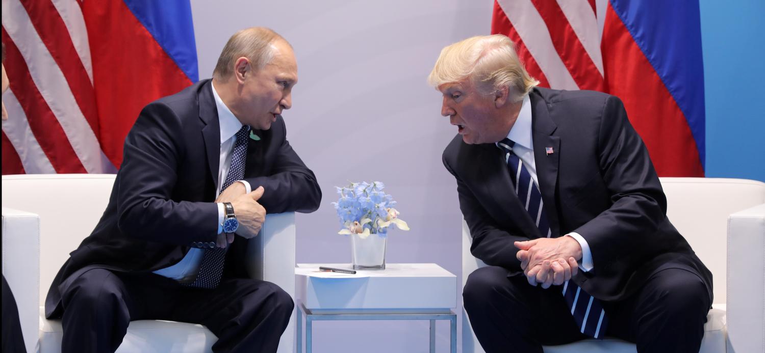 U.S. President Donald Trump speaks with Russian President Vladimir Putin during the their bilateral meeting at the G20 summit in Hamburg, Germany July 7, 2017. REUTERS/Carlos Barria - RC1DACB42A30