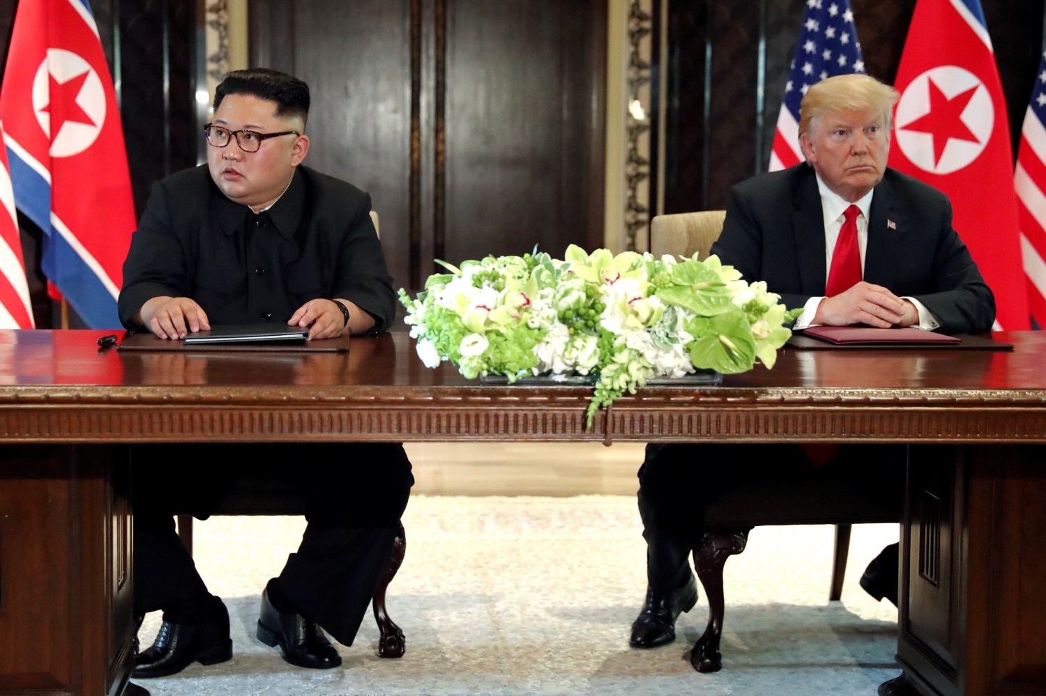 U.S. President Donald Trump and North Korea's leader Kim Jong Un hold a signing ceremony at the conclusion of their summit at the Capella Hotel on the resort island of Sentosa, Singapore June 12, 2018. Picture taken June 12, 2018. REUTERS/Jonathan Ernst - RC1D8AA662B0