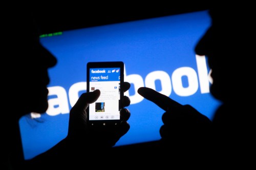 A smartphone user shows the Facebook application on his phone in the central Bosnian town of Zenica, in this photo illustration, May 2, 2013. Facebook Inc's mobile advertising revenue growth gained momentum in the first three months of the year as the social network sold more ads to users on smartphones and tablets, partially offsetting higher spending which weighed on profits. REUTERS/Dado Ruvic (BOSNIA AND HERZEGOVINA - Tags: SOCIETY SCIENCE TECHNOLOGY BUSINESS) - GM1E9530ENS01