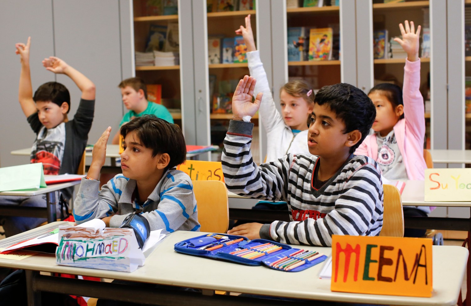 Children of a welcome class for immigrants from Syria, Poland and Romania attend a German lesson at the Katharina-Heinroth primary school in Berlin, Germany, September 11, 2015.  REUTERS/Fabrizio Bensch - LR2EB9B0UUVVF