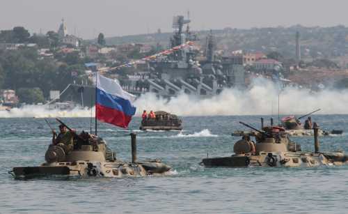 Amphibious vehicles drive in formation past the Russian missile cruiser Moskva during a rehearsal for the Navy Day parade in the Black Sea port of Sevastopol, Crimea, July 27, 2017. REUTERS/Pavel Rebrov     TPX IMAGES OF THE DAY - RC17484FB030