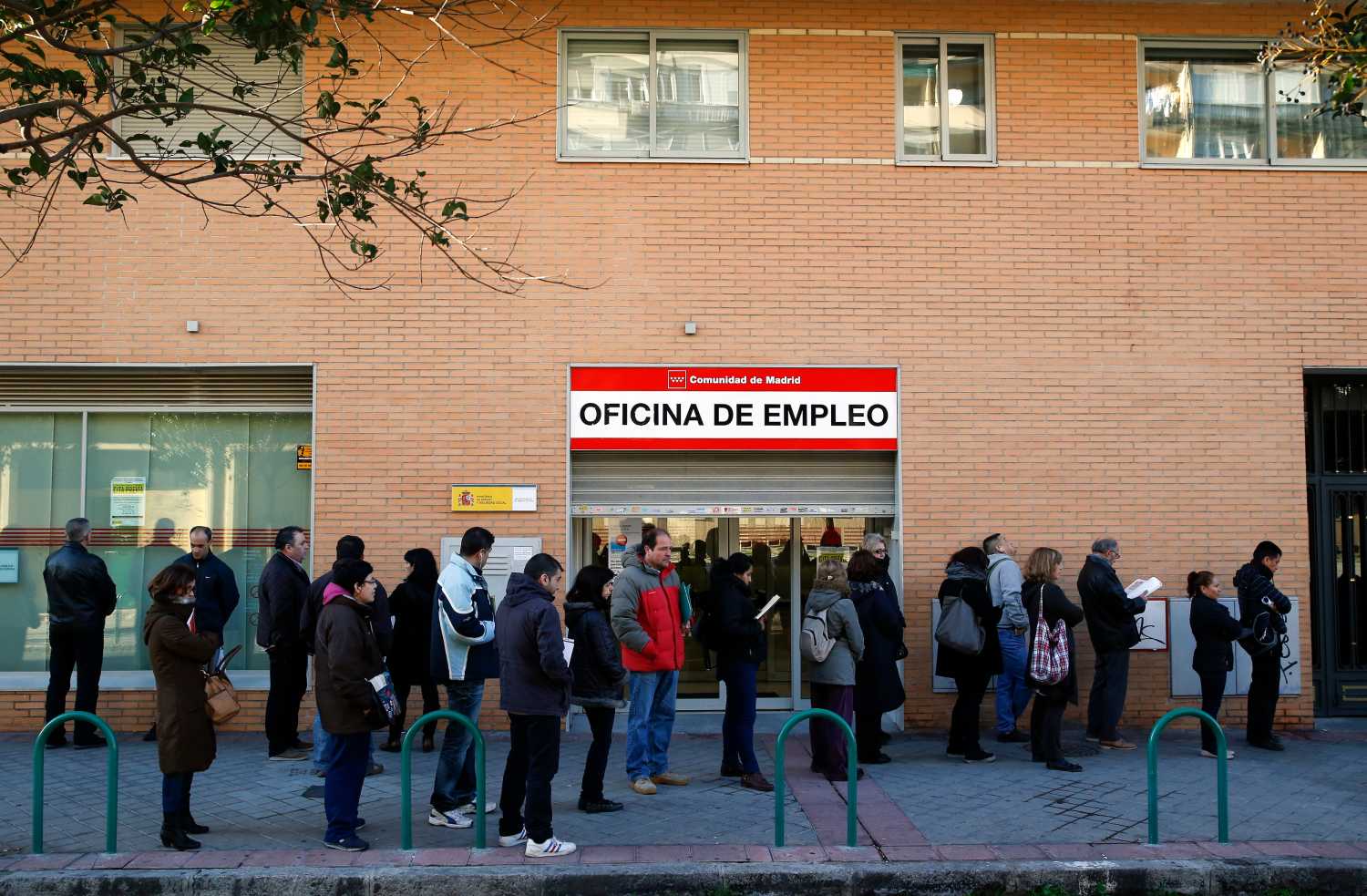 People wait in line in front of a government-run employment office in Madrid March 4, 2014. The number of registered jobless in Spain fell by 0.04 percent in February from a month earlier, or by 1,949 people, leaving 4.8 million people out of work, data from the Labour Ministry showed on Tuesday. It was the first time that the jobless figure fell in the month of February since the start of Spain's financial crisis in 2007. REUTERS/Andrea Comas (SPAIN - Tags: POLITICS BUSINESS EMPLOYMENT TPX IMAGES OF THE DAY) - GM1EA341GNO01