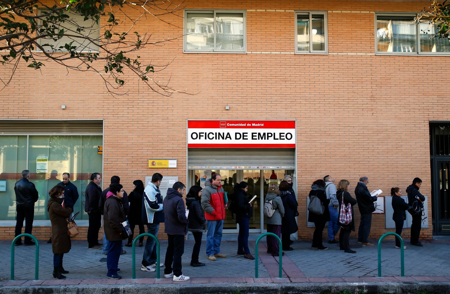 People wait in line in front of a government-run employment office in Madrid March 4, 2014. The number of registered jobless in Spain fell by 0.04 percent in February from a month earlier, or by 1,949 people, leaving 4.8 million people out of work, data from the Labour Ministry showed on Tuesday. It was the first time that the jobless figure fell in the month of February since the start of Spain's financial crisis in 2007. REUTERS/Andrea Comas (SPAIN - Tags: POLITICS BUSINESS EMPLOYMENT TPX IMAGES OF THE DAY) - GM1EA341GNO01