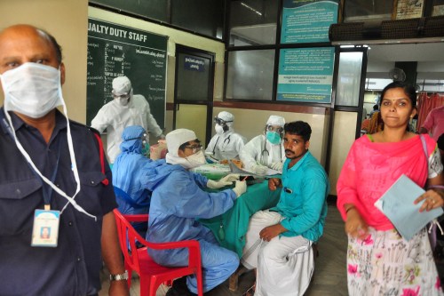 Medics wearing protective gear examine a patient at a hospital in Kozhikode in the southern state of Kerala, India May 21, 2018. Picture taken May 21, 2018. REUTERS/Stringer - RC187C8595D0