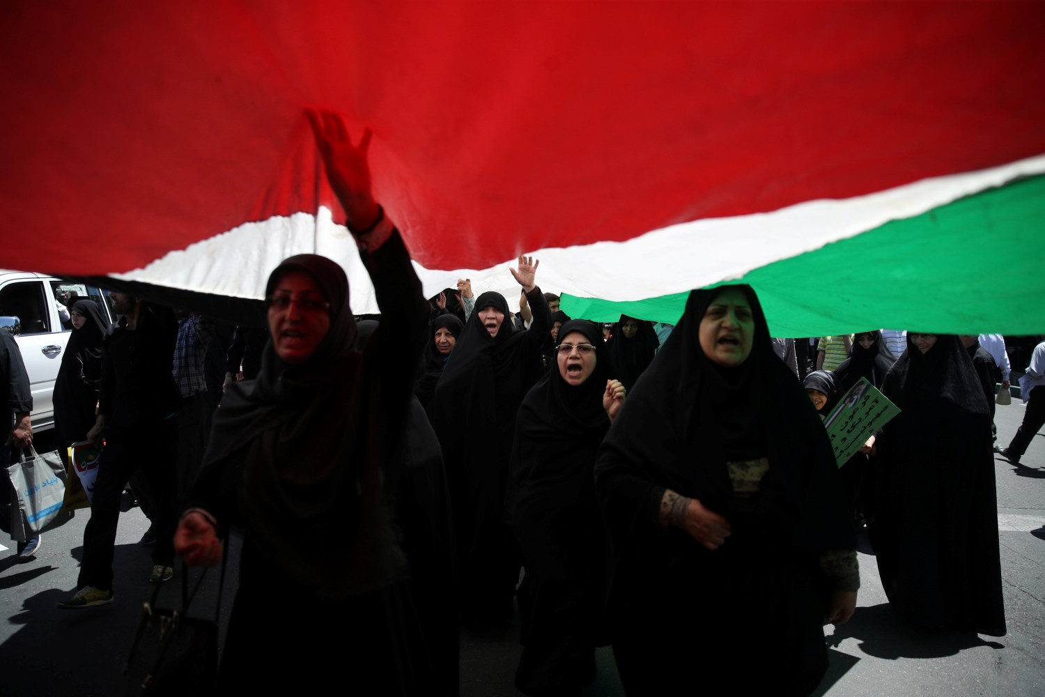 Iranian women shout slogans during a protest marking the annual al-Quds Day (Jerusalem Day) on the last Friday of the holy month of Ramadan in Tehran, Iran June 8, 2018. Tasnim News Agency/via REUTERS   ATTENTION EDITORS - THIS PICTURE WAS PROVIDED BY A THIRD PARTY - RC12C8F23A70
