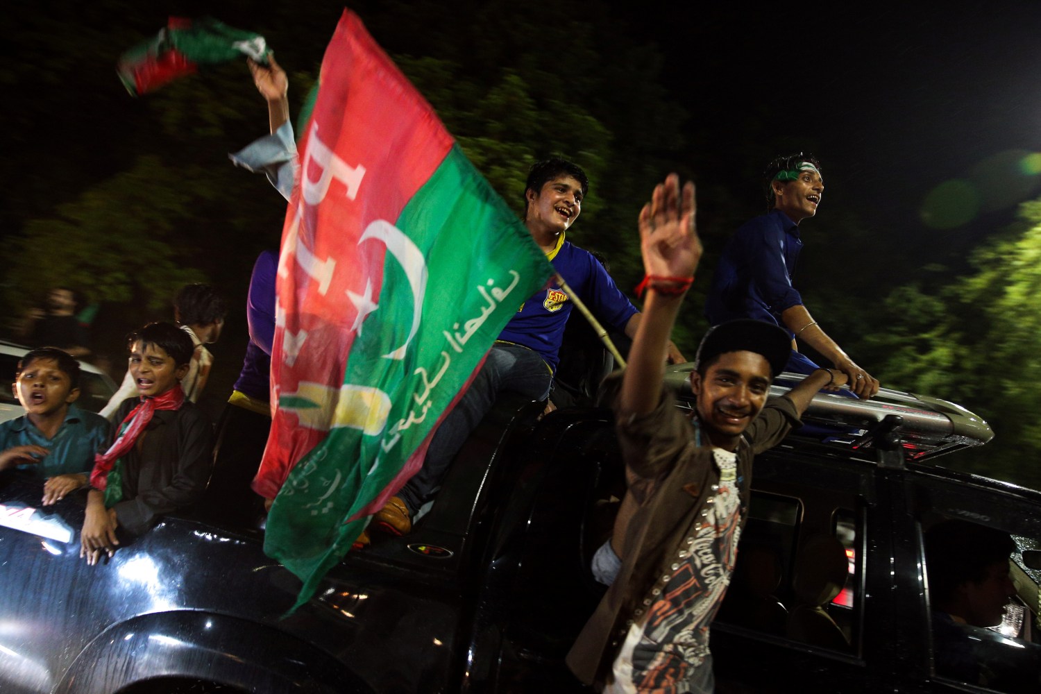 Supporters of Imran Khan, chairman of the Pakistan Tehreek-e-Insaf (PTI), political party celebrate during the general election in Islamabad, Pakistan, July 26, 2018. REUTERS/Athit Perawongmetha - RC1F05E92740