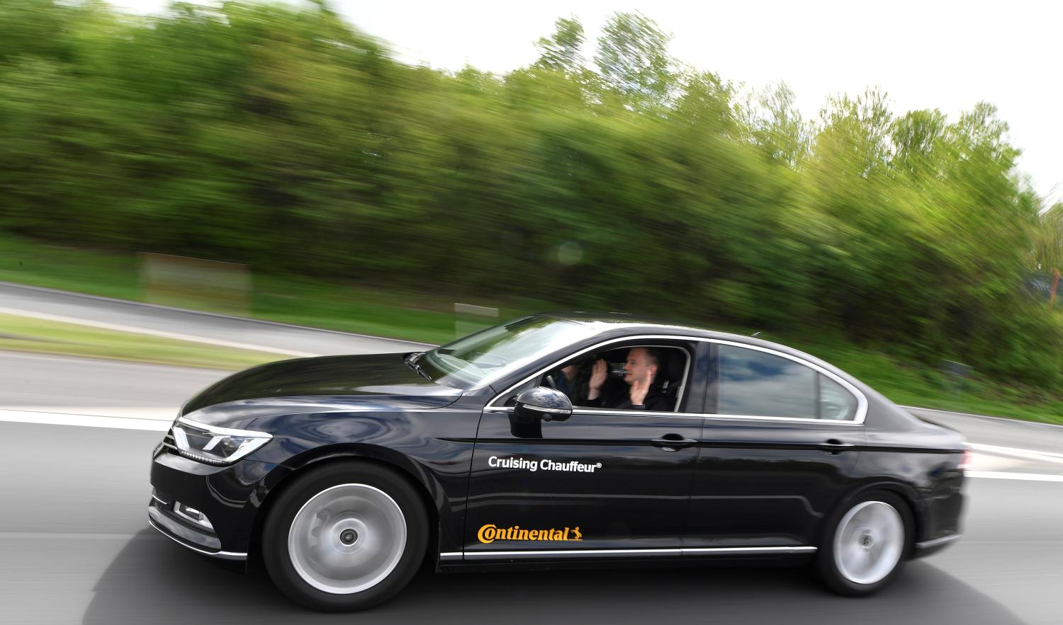 A self-driving car is tested by German company Continental on the A2 motorway in Hanover, Germany April 25, 2018. REUTERS/Fabian Bimmer - RC117EDDD000