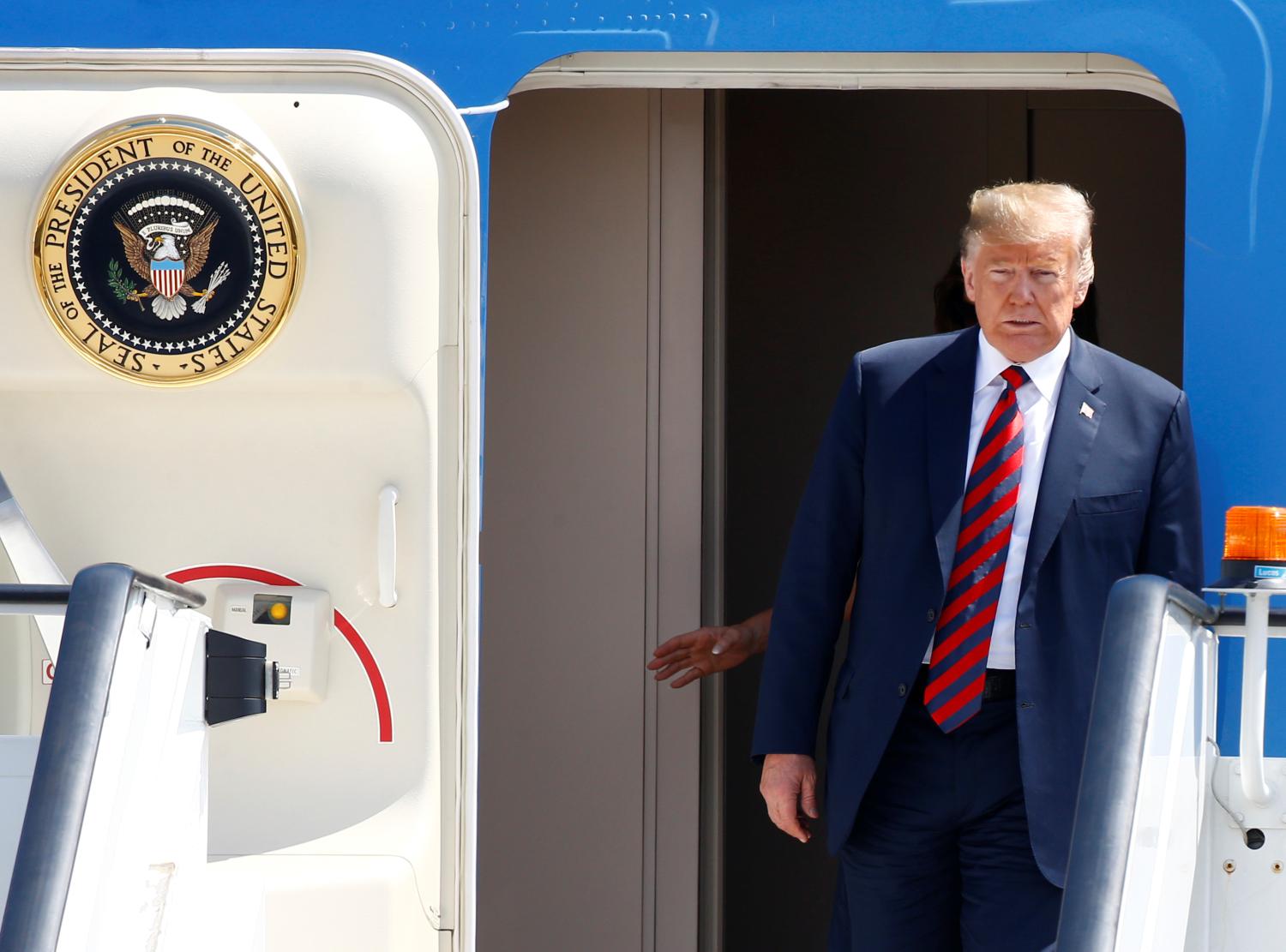 U.S. President Donald Trump and First Lady Melania Trump arrive aboard Air Force One, for their first official visit to Britain, at Stansted Airport, Britain, July 12, 2018. REUTERS/Henry Nicholls - RC1138DA3BE0