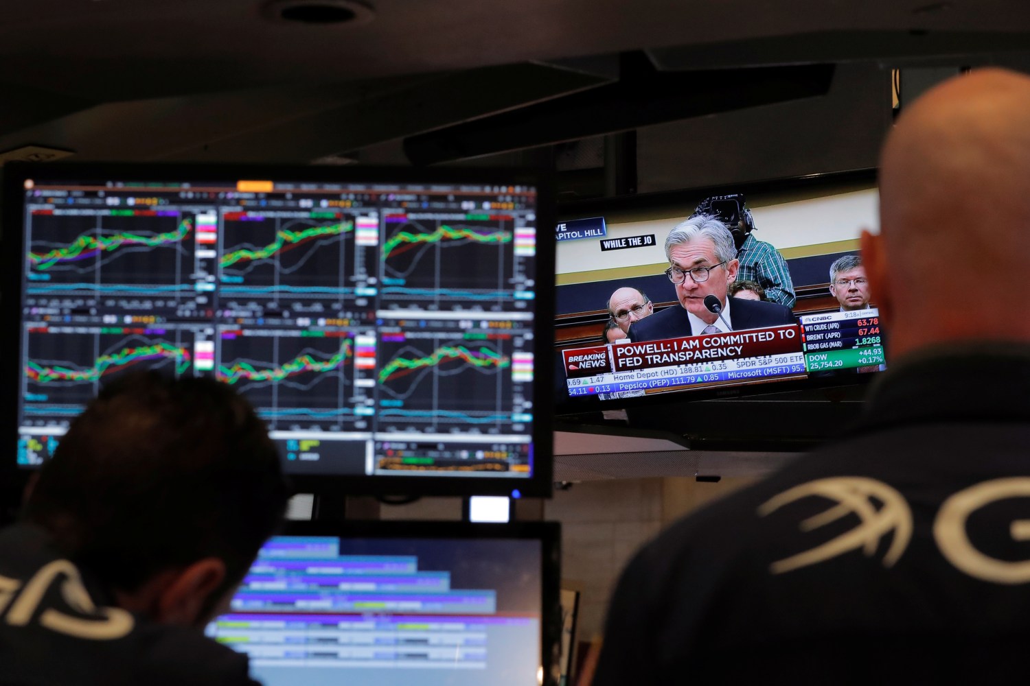 Federal Reserve Chairman Jerome Powell speaks on a television as traders work on the floor of the New York Stock Exchange in New York, U.S., February 27, 2018.  REUTERS/Lucas Jackson - RC1371196FE0